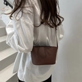 Schicke braune Beuteltasche aus Kunstleder für Damen mit FAYVISSA-Logo-Prägung - Braun