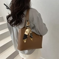 Dunkelbraune Leder-Tote-Bag mit elegantem Seidenschal am Griff, minimalistischer Stil - Hellbraun