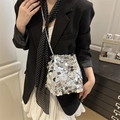Borsa a secchiello con paillettes argento da donna con tracolla a catena e lacci - Argento