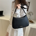 Bolso baguette de cuero negro mate con logo dorado y correa ajustable para mujer - Negro