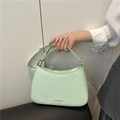 Bolso baguette verde menta minimalista con correa ajustable y logo dorado impreso - Verde