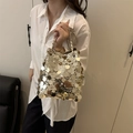 Secchiello alla moda con paillettes metalliche oro e argento e tracolla a catena - Oro