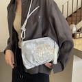 Sac bandoulière en satin argenté avec broderie florale dorée et détail de pompon - Gris Sans Pendentif