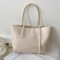 Cremeweiße Shopper-Tasche für Damen mit Kroko-Prägung und schlichtem Schulterriemen - Weiß