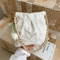 Borsa a secchiello bianca trapuntata con tracolla a catena oro e ciondolo - Bianco Sporco