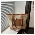 Dettaglio della borsa tote in paglia intrecciata con tracolla in pelle e fiocco in pizzo - Cachi
