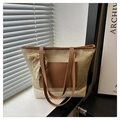Dettaglio della borsa tote in paglia con tasca in pelle marrone e fiocco di pizzo - Bianco Sporco