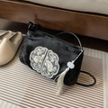 Elegante borsa a tracolla in velluto nero con ricamo floreale e nappa di seta raffinata - Nero (Con Ciondolo)