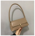 Primer plano del bolso de hombro minimalista café claro con hebilla metálica dorada - Caqui