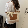 Borsa tote in paglia beige con manici in pelle marrone e fiocco in pizzo laterale - Bianco Sporco