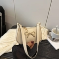 Elegante borsa sottobraccio beige con texture litchi e decorazione fiocco dorato - Bianco