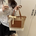 Borsa tote in paglia con manici in pelle marrone e un delicato fiocco in pizzo - Cachi