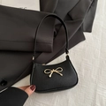 Borsa sottobraccio in pelle nera con fiocco in metallo dorato e tracolla raffinata - Nero