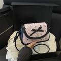 Borsa a tracolla rosa in tessuto bubble con fiocchi neri e ciondolo a cuore argento - Nero (Contrasto pieghettato rosa)