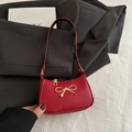 Borsa sottobraccio in pelle rossa con elegante fiocco in metallo dorato e zip - Rosso