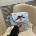 Borsa a tracolla azzurra con stampa farfalla, fiocco rosso e ciondolo a cuore - Blu (Fiocco a quadri celeste)