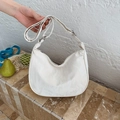 Cream hobo handbag with marble texture and adjustable strap in minimalist style - Beige (No Charm)
