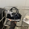 Sac Boston noir chic avec dentelle, nœuds et breloque argentée sur étagère - Noir