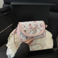 Borsa a tracolla rosa con fiocco, stampe cartoni e ciondolo a cuore elegante - Rosa (Stampa cartoon bianca)