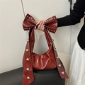 Modische dunkelrote Bow-Unterarmtasche mit silbernen Nieten und glänzendem Lack-Finish - Rot