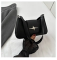 Dettaglio di una borsa sottobraccio nera con finitura opaca e fibbia a stella argentata - Nero