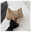Dettaglio della borsa beige a tracolla con fibbia a stella argento e texture pelle - Cachi