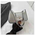 Dettaglio della borsa sottobraccio in pelle metallizzata argento con fibbia a stella - Argento