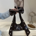 Dunkelbraune Lackleder-Schultertasche mit Riesenschleife und silbernen Metallnieten - Schwarz