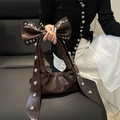 Dunkelbraune Hochglanz-Handtasche mit großem Nieten-Schleifengriff und gerafftem Design - Braun