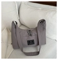 Dettaglio della borsa hobo grigio-viola con tasca frontale e logo in tessuto su nylon - Grigio
