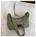 Dettaglio della borsa tote verde oliva con etichetta FANYISSA e tirazip con nodo decorativo - Verde