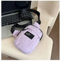 Détail d'un sac de poitrine en nylon violet clair avec sangle réglable et tissu texturé - Violet