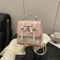Stylischer rosa-weißer Damenrucksack mit Schleife, Herzanhänger und Fashion-Schriftzug - Kirschblütenrosa
