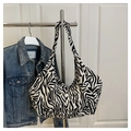 Dettaglio della borsa tote a righe zebrate con grande capacità e forma a mezzaluna - Zebra Print / Nero e Bianco