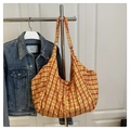 Grande borsa tote in tela a quadretti gialli con anelli su una giacca di jeans - A quadri / Giallo