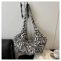 Dettaglio della grande borsa tote in tela zebrata con ampi spallacci per uso quotidiano - Zebra Print / Nero & Bianco