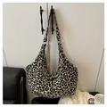 Dettaglio borsa hobo leopardata appesa a una maniglia con ampia tracolla in tela - Stampa leopardata / Stampa leopardata