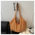 Dettaglio di una borsa hobo a quadri giallo brillante con finitura in tela testurizzata - Plaid Giallo / Giallo