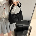 Bolso bandolera de media luna en nailon negro minimalista con correa ajustable y logo - Negro