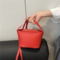 Schicke rote Beuteltasche aus Leder mit Litschi-Maserung, Tragegriffen und Schultergurt - Rot