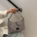 Bolso tote plisado gris minimalista con parche de logo y tirador de cremallera con nudo - Gris