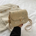 Borsa a sella in paglia con ricami floreali bianchi e chiusura a cuore dorata - Cachi
