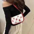 Sac sous le bras blanc à imprimé fraises avec bordure rouge et ferrures dorées - Rouge
