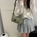 Bolso bandolera de nailon plisado verde en forma de media luna con correa ajustable - Verde