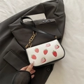 Sac sous le bras blanc en cuir PU avec motif fraise et bandoulière chaîne dorée - Noir