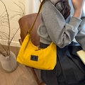 Bolso bandolera de lona amarilla en forma de media luna con correa ajustable y estilo casual - Amarillo