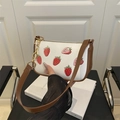 Sac sous le bras en similicuir blanc avec imprimé fraise et bandoulière marron - Marron