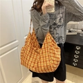 Grande borsa tote in tela a quadri arancione da donna mostrata a spalla in uno stile casual - Giallo (Quadri)