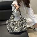 Borsa tote con stampa zebrata di grande capacità mostrata su una modella in un set casual - Bianco e Nero (Motivo Zebra)