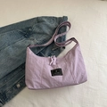 Borsa hobo in nylon viola chiaro con etichetta logo minimalista e tracolla in tinta - Viola